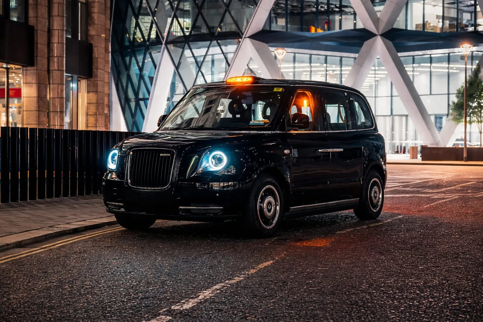 Poluarea aerului din Londra a scăzut cu până la 54% după extinderea taxei pentru mașinile vechi