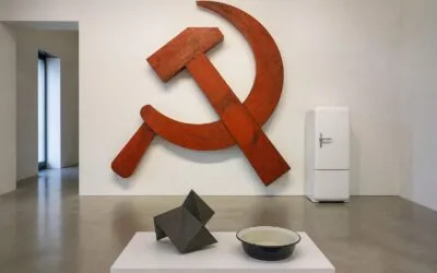Expoziția din Pécs arată cum Sándor Pinczehelyi a unit simboluri socialiste și occidentale