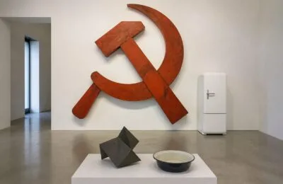 Expoziția din Pécs arată cum Sándor Pinczehelyi a unit simboluri socialiste și occidentale