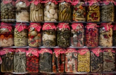 Cât de sănătoase sunt conservele de legume față de cele proaspete și cum se verifică sarea de pe etichetă